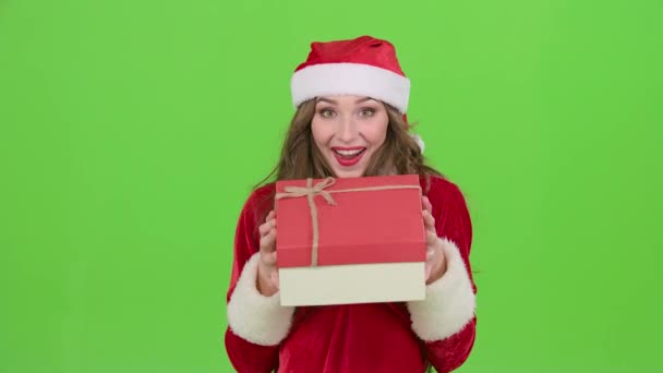 Mädchen im Schneemädchenkostüm hält ein Geschenk in der Hand. Green Screen. Nahaufnahme — Stockvideo