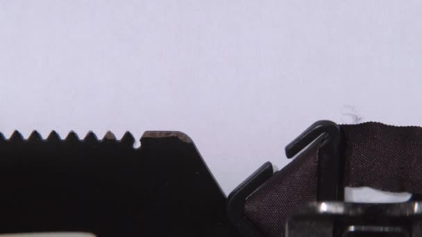 Head escribe la palabra normas en una hoja de una máquina de escribir. De cerca. — Vídeo de stock