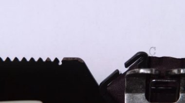 Gazeteci word gizli retro daktiloda yazar. Yakın çekim