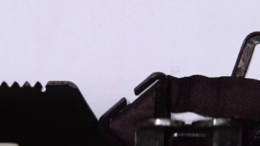 Güvenlik hizmeti bir kelime üzerinde bir daktilo gizlilik yazdırır. Yakın çekim