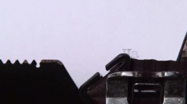 Adam bir mektup mutlu bir yeni yıl daktiloda yazmaya. Yakın çekim