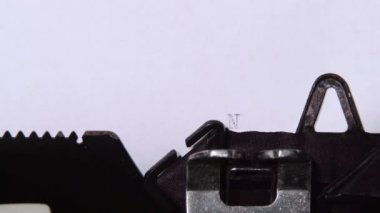 Bülten kelime bir daktiloda basılmış. Yakın çekim