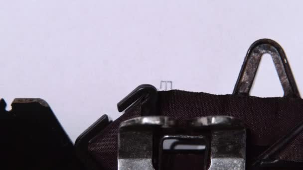 Word het einde van een boek gedrukt door een retro typemachine. Close-up — Stockvideo