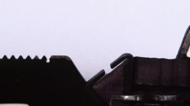 Beyaz bir levha üzerinde blog söz blok harflerle. Yakın çekim