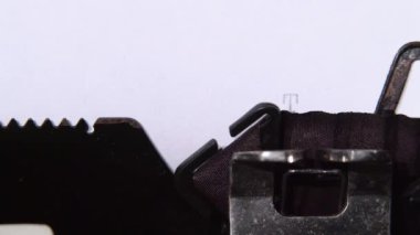 Yeni teknoloji baskı retro daktilo almak için. Yakın çekim