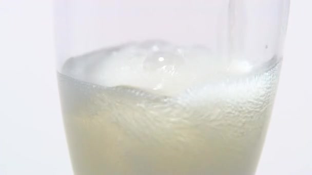 Champagne versé dans le verre. Fond blanc. Gros plan — Video