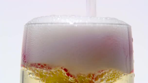 在玻璃杯底部的玫瑰花蕾, 服务员倒入香槟。白色背景。关闭 — 图库视频影像