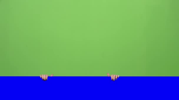 Santa woman peeking out from behind a blue board and showing ok. Green screen. Slow motion — Stock Video