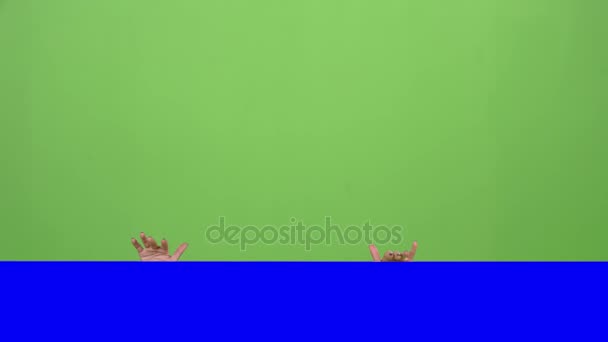 Die Weihnachtsfrau lugt hinter einem blauen Brett hervor. Green Screen — Stockvideo