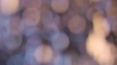 Altın bulanık soyut ışıklar parıldıyor. Bokeh arka plan
