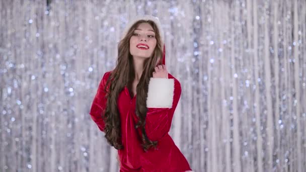 Santa claus girl posing for cameras. Bokeh background. Slow motion — Stock Video