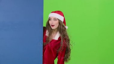 Kar kızlık bir parmak bir mavi pano reklam Pano üzerinde gösterilen peeps. Yeşil ekran. Ağır çekim