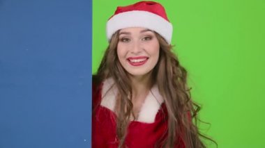 Kar kızlık mavi Pano görünüyor ve baş parmak işareti gösterir. Yeşil ekran. Ağır çekim. Yakın çekim