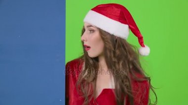 Kar kızlık bir parmak bir mavi pano reklam Pano üzerinde gösterilen peeps. Yeşil ekran. Ağır çekim