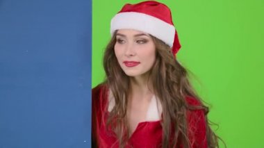 Noel babalar Yardımcısı mavi Pano görünüyor ve bir başparmak aşağı gösterir. Yeşil ekran. Ağır çekim