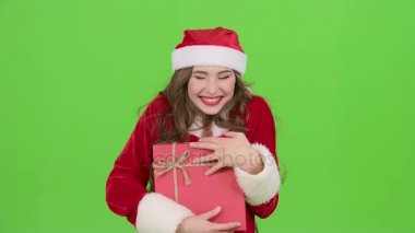 Kar kızlık bir hediye onun elinde tutar. Yeşil ekran. Yakın çekim. Ağır çekim