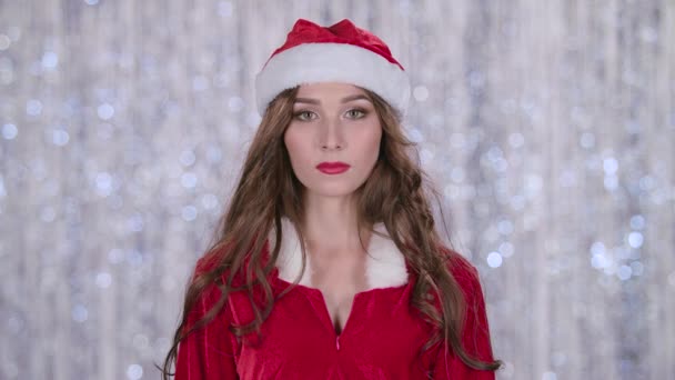 Noel Baba kız gülümsüyor başlar. Bokeh arka plan. Ağır çekim — Stok video