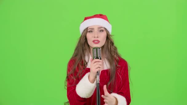 Snow maiden sjunger i en retro mikrofon och dansar med energisk musik. Grön skärm. Slow motion — Stockvideo