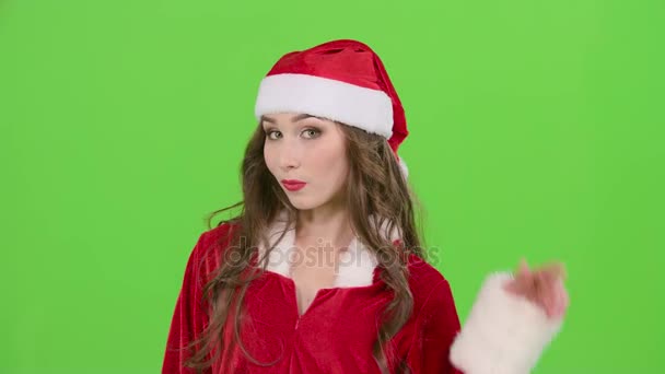 Santas assistent flirt en golven van haar hand naar haar vriendje. Groen scherm. Slow motion — Stockvideo