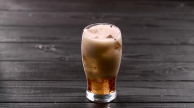 Coca cola buzlu cam içine dökme