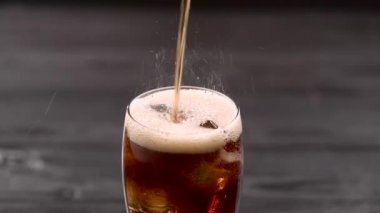 Cam buz küpleri ile içine dökülen kola. Yakın çekim