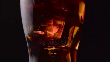 Gazlı pepsi buz cam sprey gaz siyah bir arka plan ile. Yakın çekim