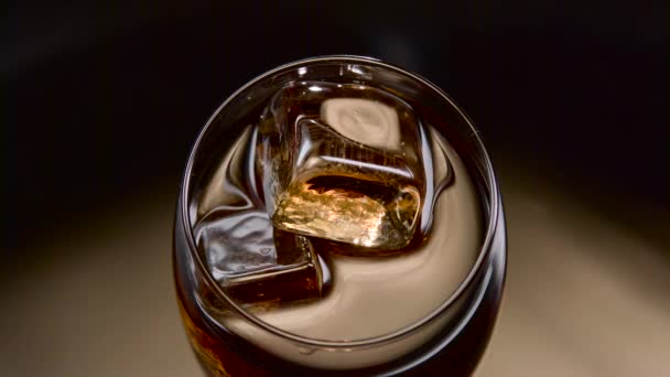Refresco marrón con hielo en vidrio. Vista superior — Vídeos de Stock