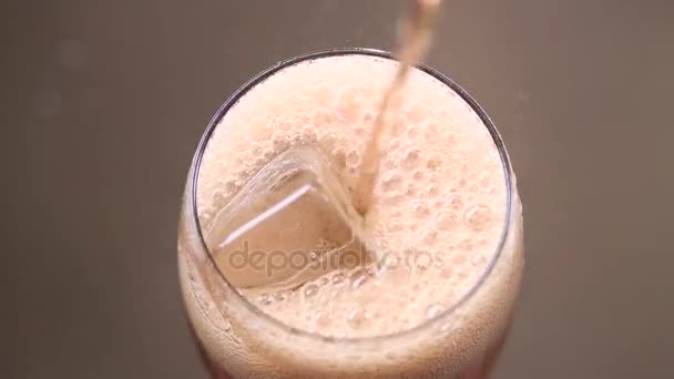 Cola se vierte en un vaso con hielo. Vista superior — Vídeo de stock