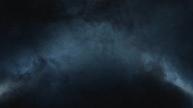 Yoğun duman iki taraftan swirls siyah arka plan aydınlatılmış.