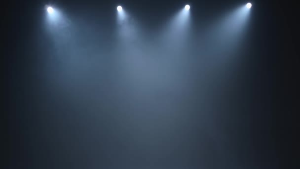 Vier witte schijnwerpers verlicht donkere rokerige concertzaal — Stockvideo