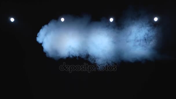 Инсталляция берет дым на темной сцене, освещенной ярким прожектором — стоковое видео