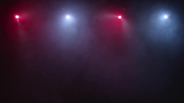 Las luces de color humo fluyen lentamente sobre el fondo negro — Vídeos de Stock