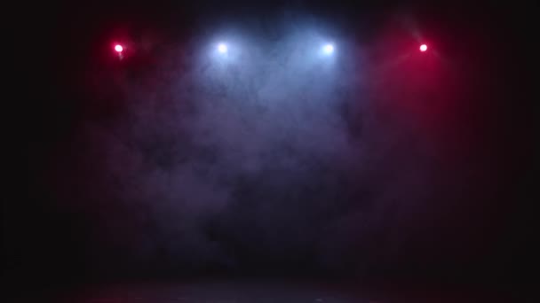 黒い背景に煙と抽象の青と赤のスポット ライト — ストック動画