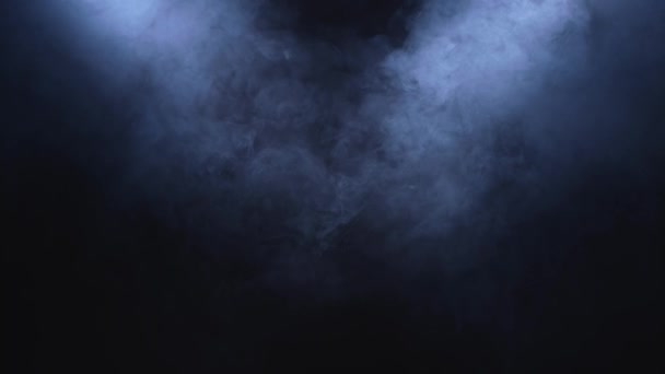 Дым рассеивается в центре внимания на черном фоне — стоковое видео