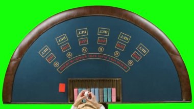 Casino satıcı kartları karıştırır. Yeşil ekran
