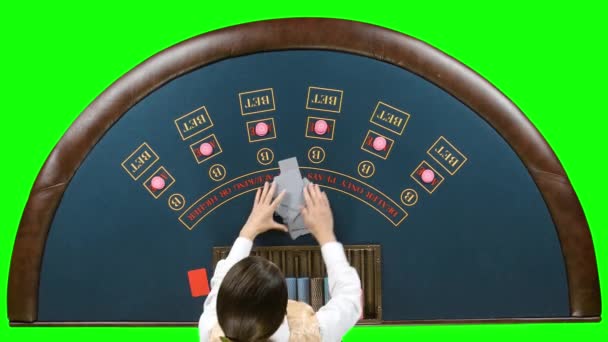 Casino dealern kvinna blandar pokerkorten. Grön skärm — Stockvideo