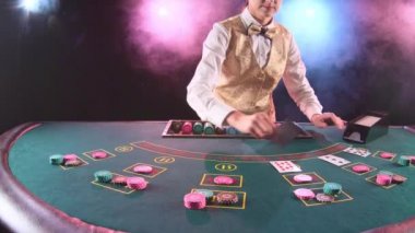 Casino çöp adam kadın altın yeleği kartları oyun poker için kart sahibinden alır. Siyah arka plan. Duman. Ağır çekim