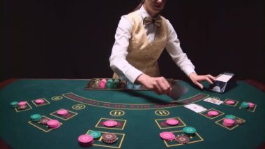 Çöp Adam kadın kartları hızlı oyun yüksek bahisli oyun poker Casino dağıtır. Siyah arka plan. Ağır çekim