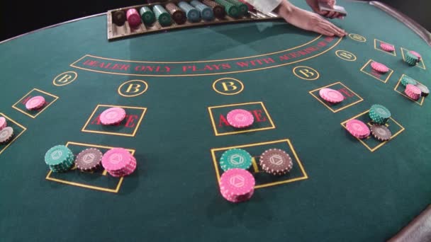 Casino dealer embaralha as cartas. Movimento lento. Fechar — Vídeo de Stock