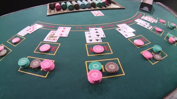 Casino Tisch Pokerspiel. Zeitlupe. Nahaufnahme — Stockvideo