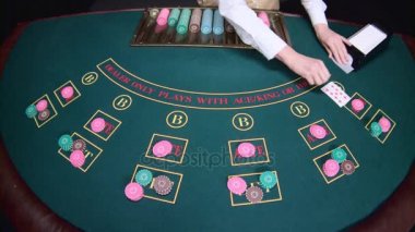 Kumarhane krupiye shuffle kartlar masada poker oyunu eller. Ağır çekim. Yakın çekim