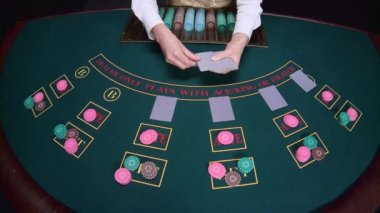 Tablo poker üç kartları flop için kumarhane krupiye dağıtır. Ağır çekim. Yakın çekim