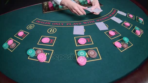 Casino croupier distribuisce le carte. Al rallentatore. Da vicino. — Video Stock