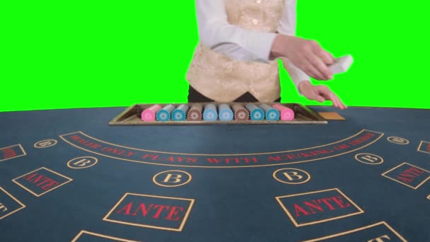 Kasino krupiérských vyhladí poker karty. Zelená obrazovka. Zpomalený pohyb. Detailní záběr — Stock video