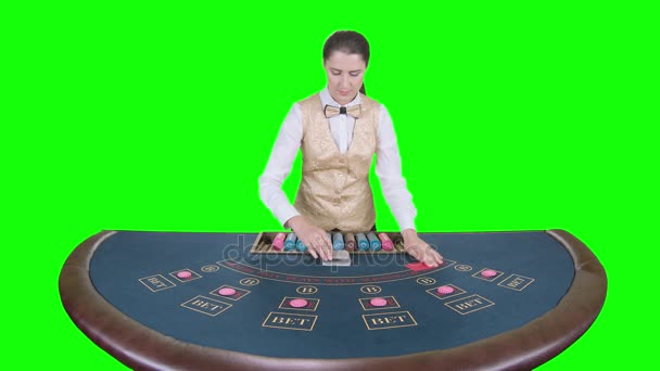 Kaszinó, krupié elosztja a táblázat három póker kártya a flopon. Zöld képernyő. Lassú mozgás — Stock videók