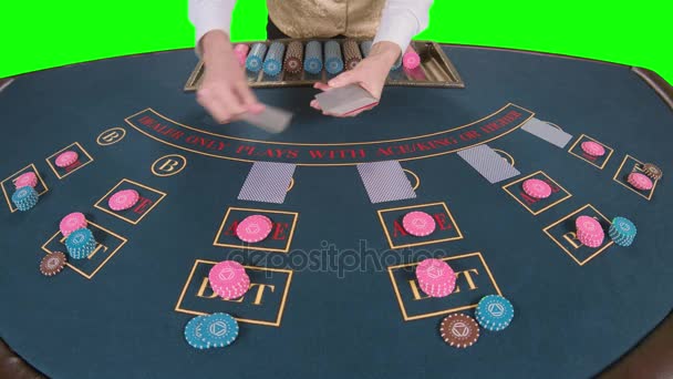 casino stickman verteilt für Tisch-Poker drei Karten sind der Flop. Green Screen. Zeitlupe. Nahaufnahme