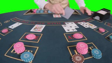 Kumarhane krupiye shuffle kartlar masada poker oyunu eller. Yeşil ekran. Ağır çekim. Yakın çekim