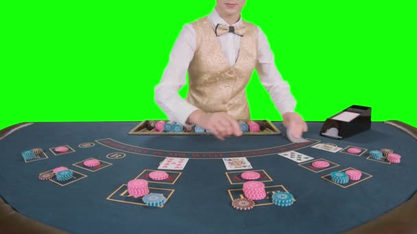 Casino croupier kvinna tar korten från kortinnehavaren för spel i poker. Grön skärm. Slow motion — Stockvideo