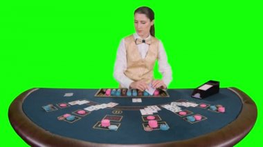 Tablo poker üç kartları flop için kumarhane krupiye dağıtır. Yeşil ekran. Ağır çekim