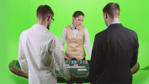 Два игрока играют в покер в казино за зеленым столом. Зеленый экран. Медленное движение — стоковое видео
